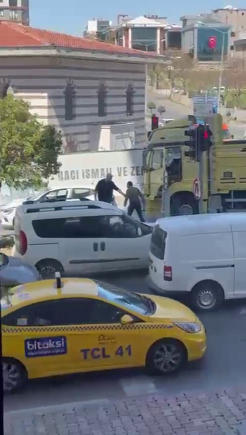 Ümraniye’de kamyon şoförü, trafikte yol verme meselesi yüzünden tartıştığı sürücüye
