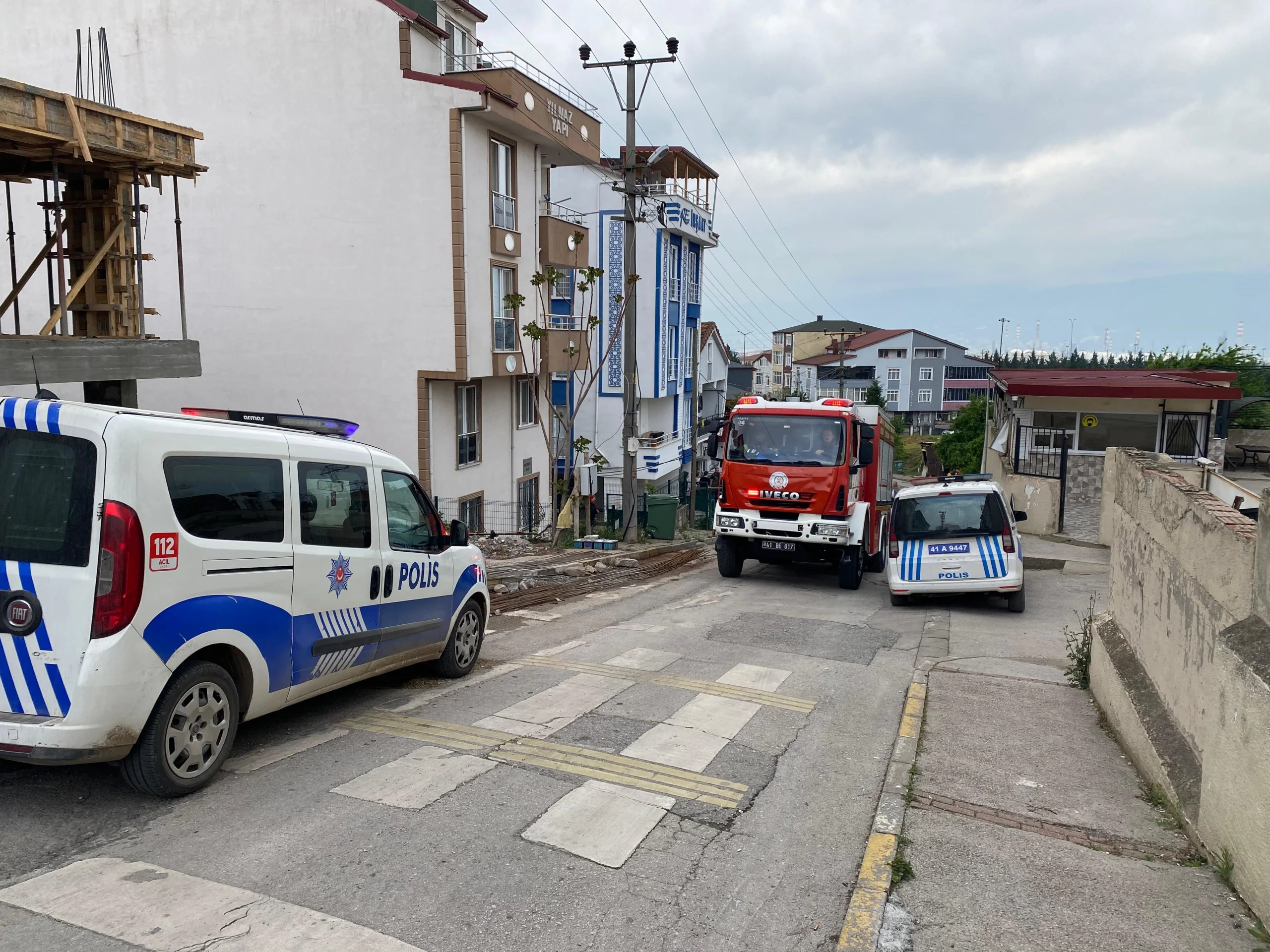 Kocaeli'nin Körfez ilçesinde elektrik akımına kapılan üç kişi yaralandı.