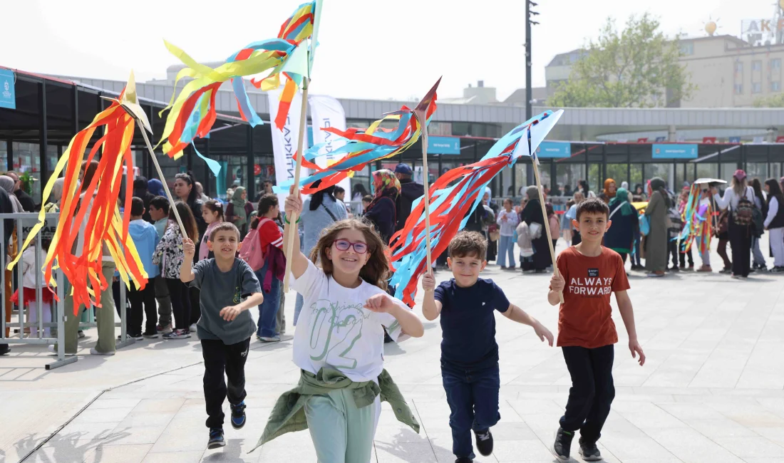 KO-MEK’in 23 Nisan etkinlikleri kapsamında düzenlediği Uçurtma Atölyesi büyük ilgi