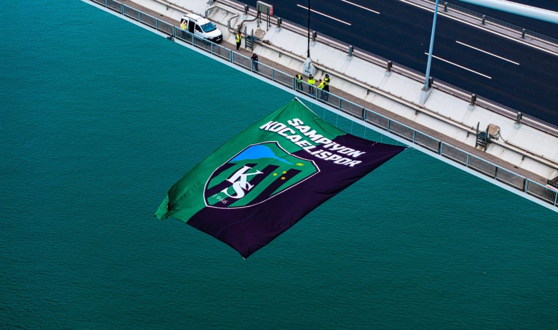 Kocaelispor’un şampiyonluk bayrağı Osmangazi Köprüsü’ne asıldı. Görüntüleri sosyal medya hesabında