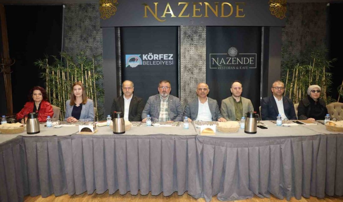 Muhtarlar ile bir araya gelen Körfez Belediye Başkanı Şener Söğüt,