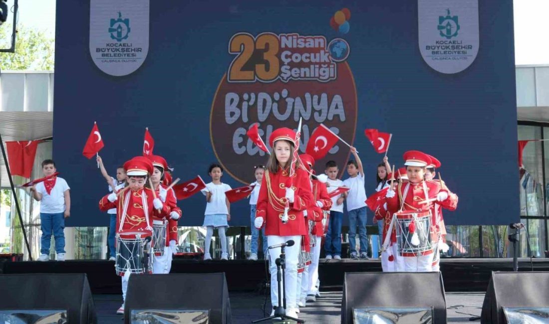 Kocaeli’de Lokomotif Çocuk Köyü öğrencilerinin ukulele ve bando gösterisi renkli