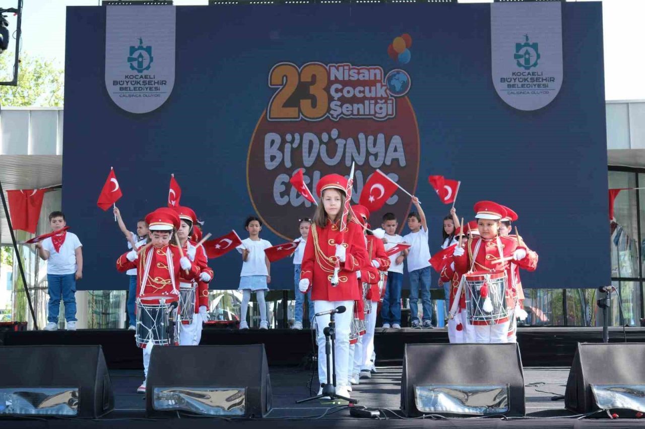 Kocaeli’de Lokomotif Çocuk Köyü öğrencilerinin ukulele ve bando gösterisi renkli