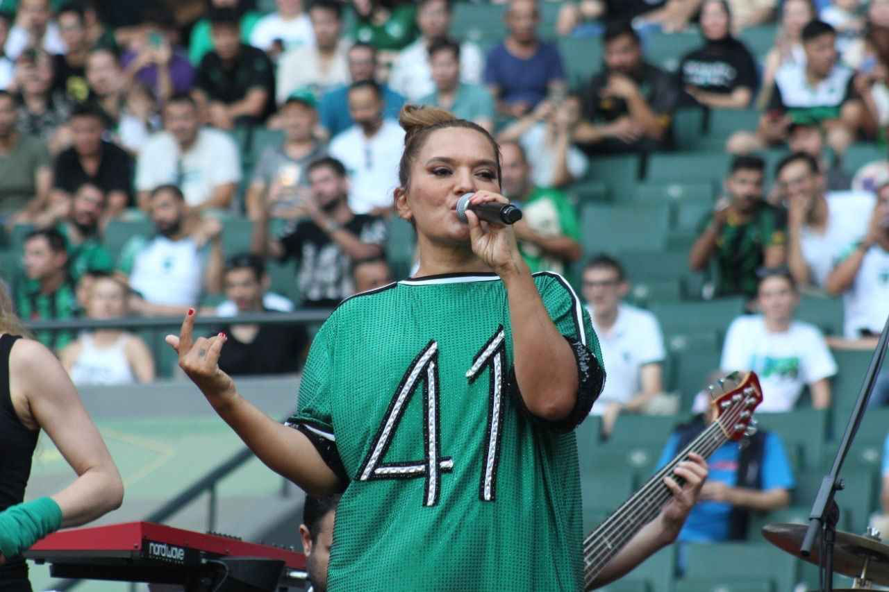 Gölcüklü sanatçı Demet Akalın, Süper Lig'e yükselen Kocaelispor'un son maçına