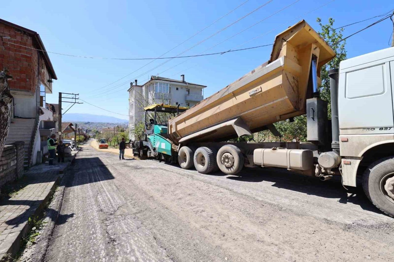 Başiskele’de bulunan Serdar Mahallesi’ndeki 5 sokak, yaklaşık 15 bin ton