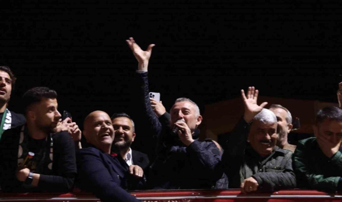 Kocaelispor’un şampiyonluk kutlamalarına katılarak takım otobüsü üzerinde halkın mutluluğuna ortak