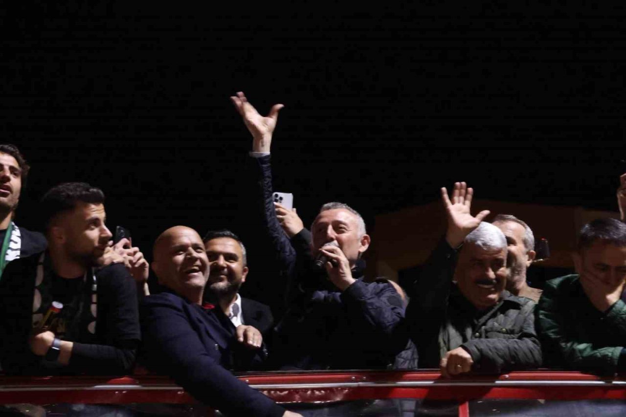 Kocaelispor’un şampiyonluk kutlamalarına katılarak takım otobüsü üzerinde halkın mutluluğuna ortak