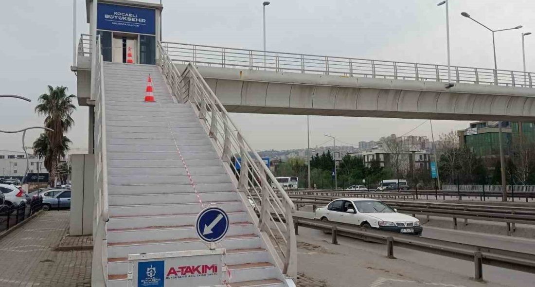 Kocaeli genelindeki üst geçitlerde bakım ve onarım çalışmaları gerçekleştiriliyor.