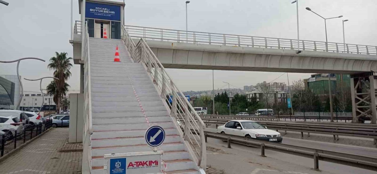 Kocaeli genelindeki üst geçitlerde bakım ve onarım çalışmaları gerçekleştiriliyor.