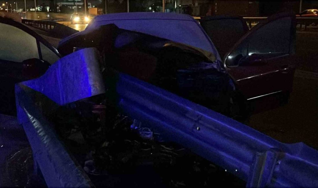 Kocaeli’nin Gebze ilçesinde bariyerlere çarpan otomobilde yangın çıktı. Araç içinde