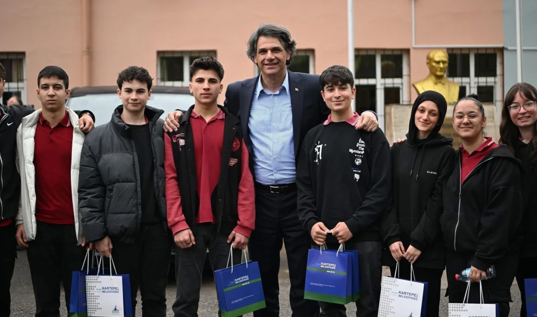 Kartepe Belediye Başkanı Mustafa Kocaman, lise öğrencileri ile bir araya
