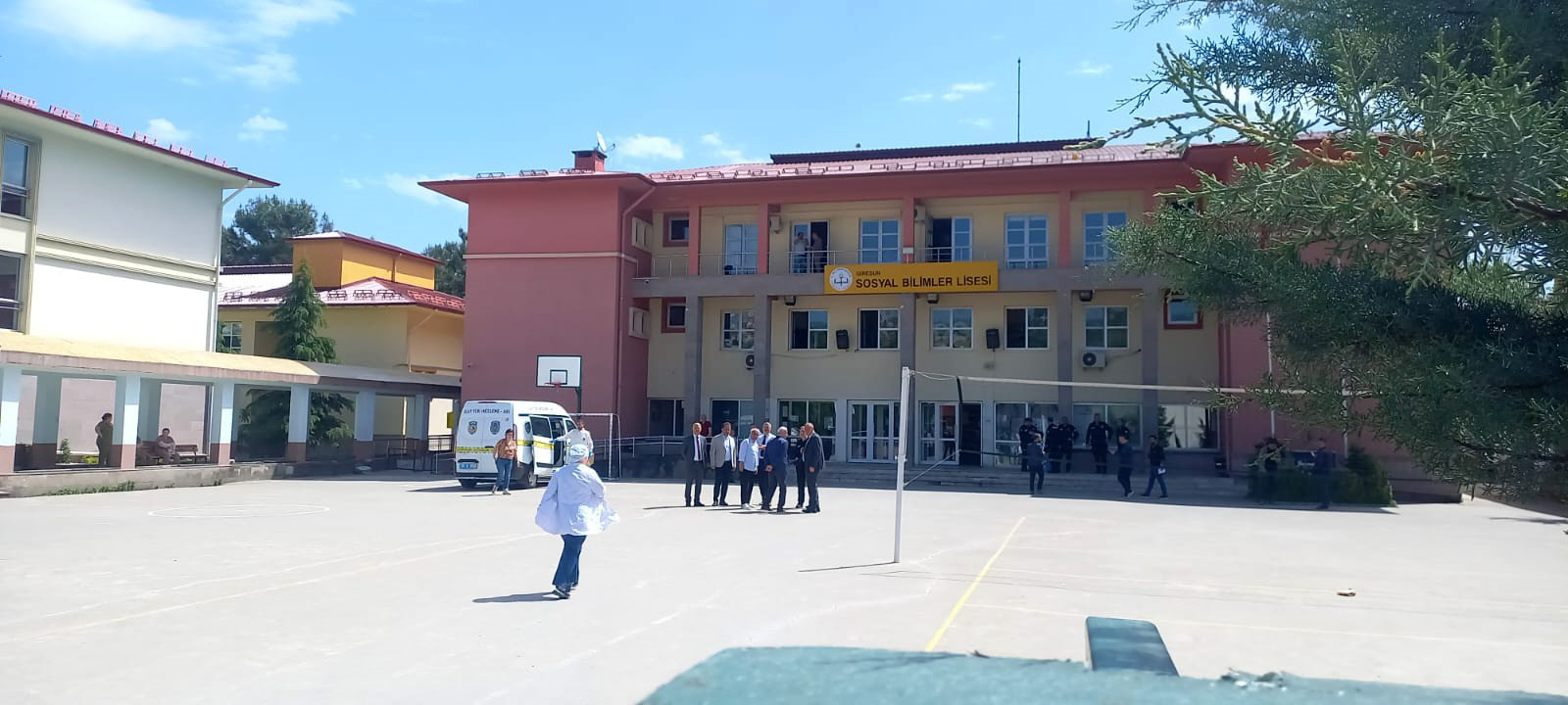 Giresun'un Aksu mahallesinde bulunan Sosyal Bilimler Lisesi'nde bugün sabah saatlerinde