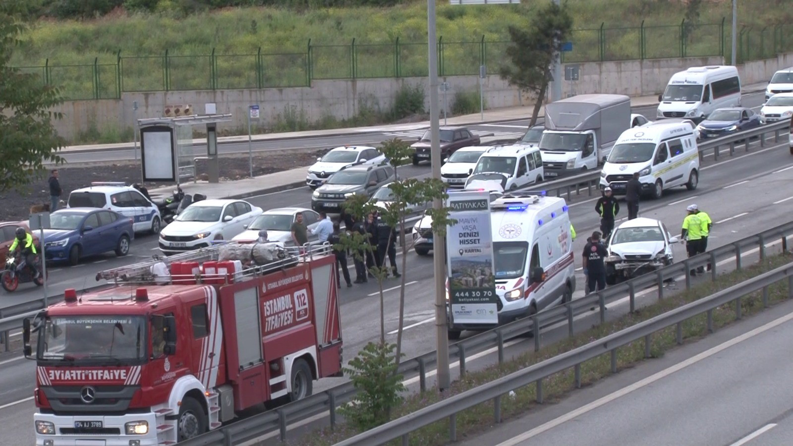 Tuzla'da D100 Karayolu'nda bir otomobilin kontrolden çıkarak savrulmasıyla meydana gelen