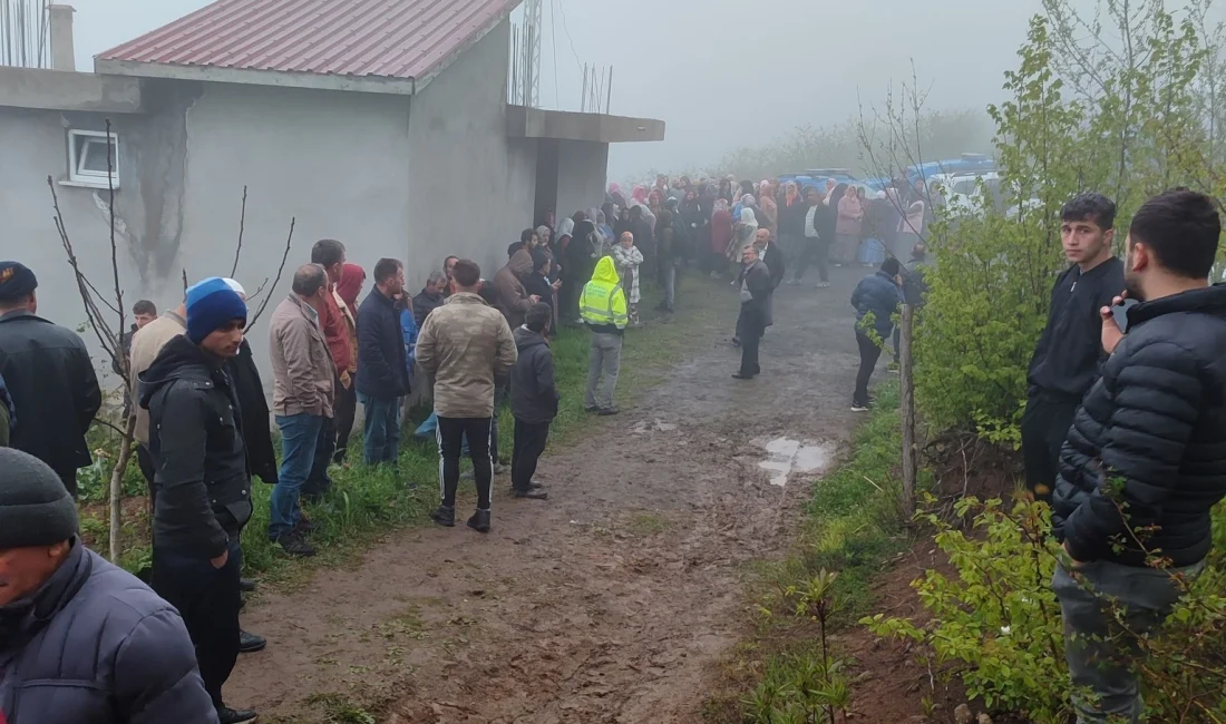 Ordu'nun Çaybaşı ilçesinde 1 çocuk annesi genç kadın, ağaca asılı