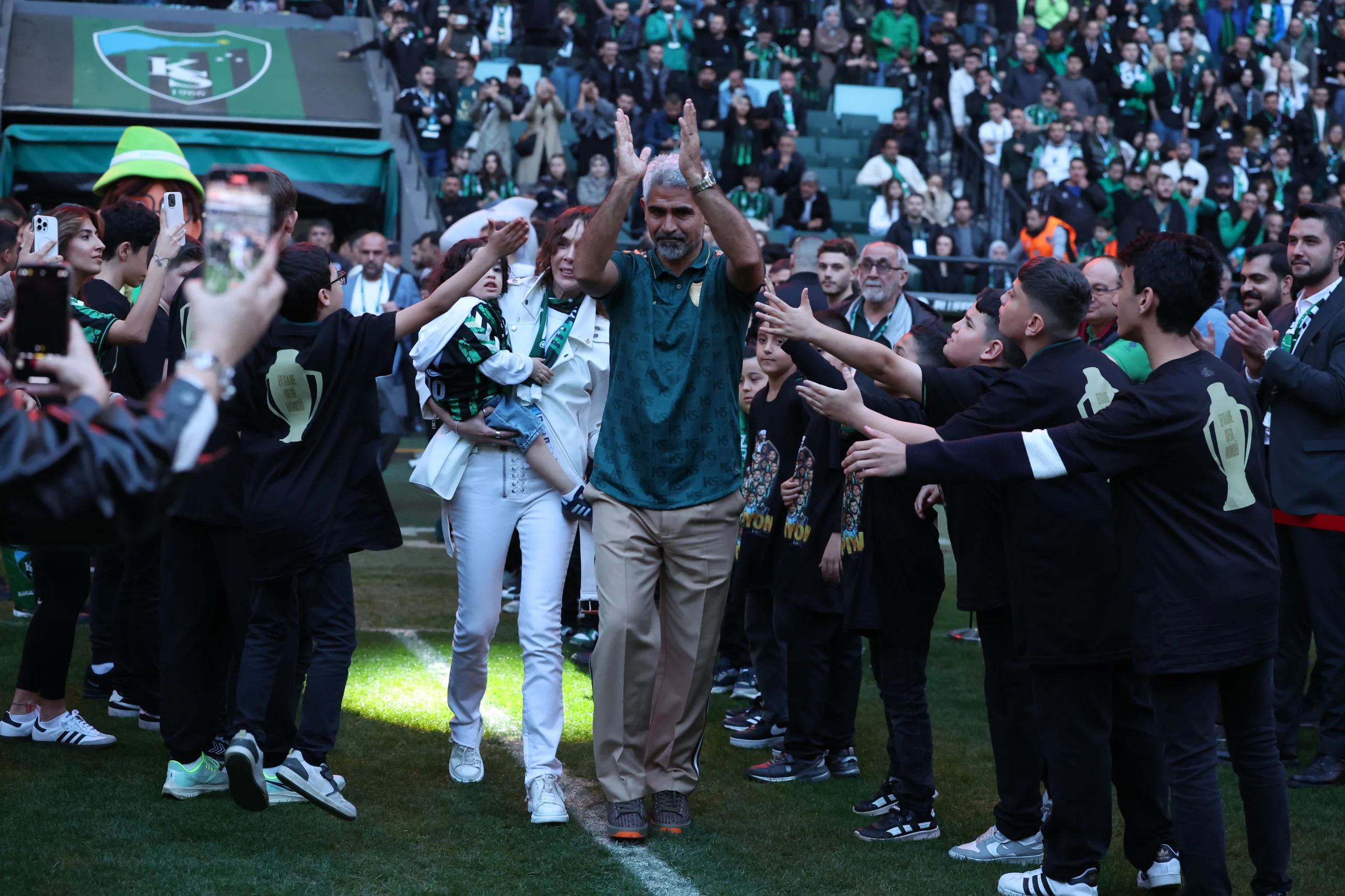 Trendyol 1. Lig'den Süper Lig'e yükselen ve dün kupasını kaldırarak