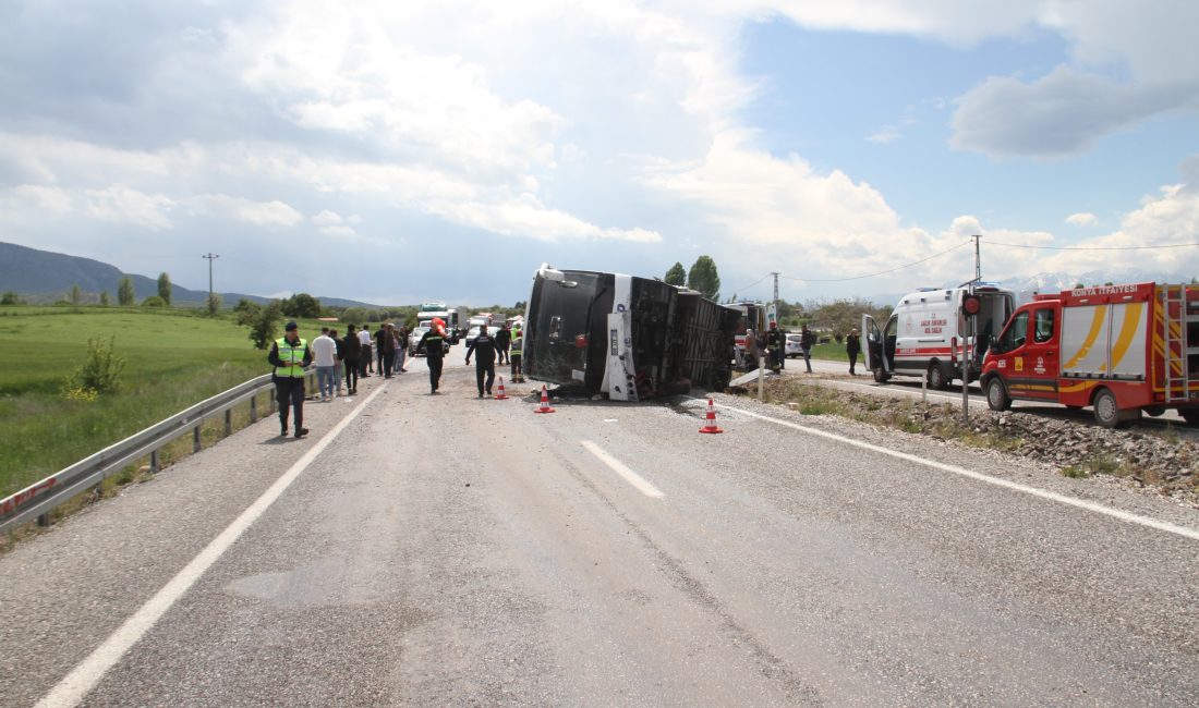 Konya'nın Beyşehir ilçesinde kayganlaşan yolda devrilerek yan yatan otobüste 13