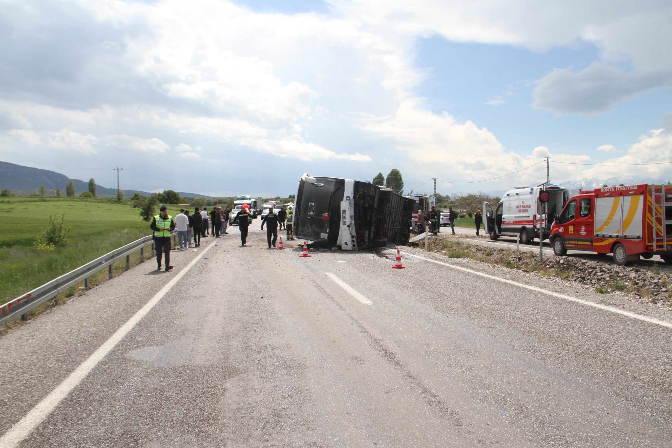 Konya'nın Beyşehir ilçesinde kayganlaşan yolda devrilerek yan yatan otobüste 13