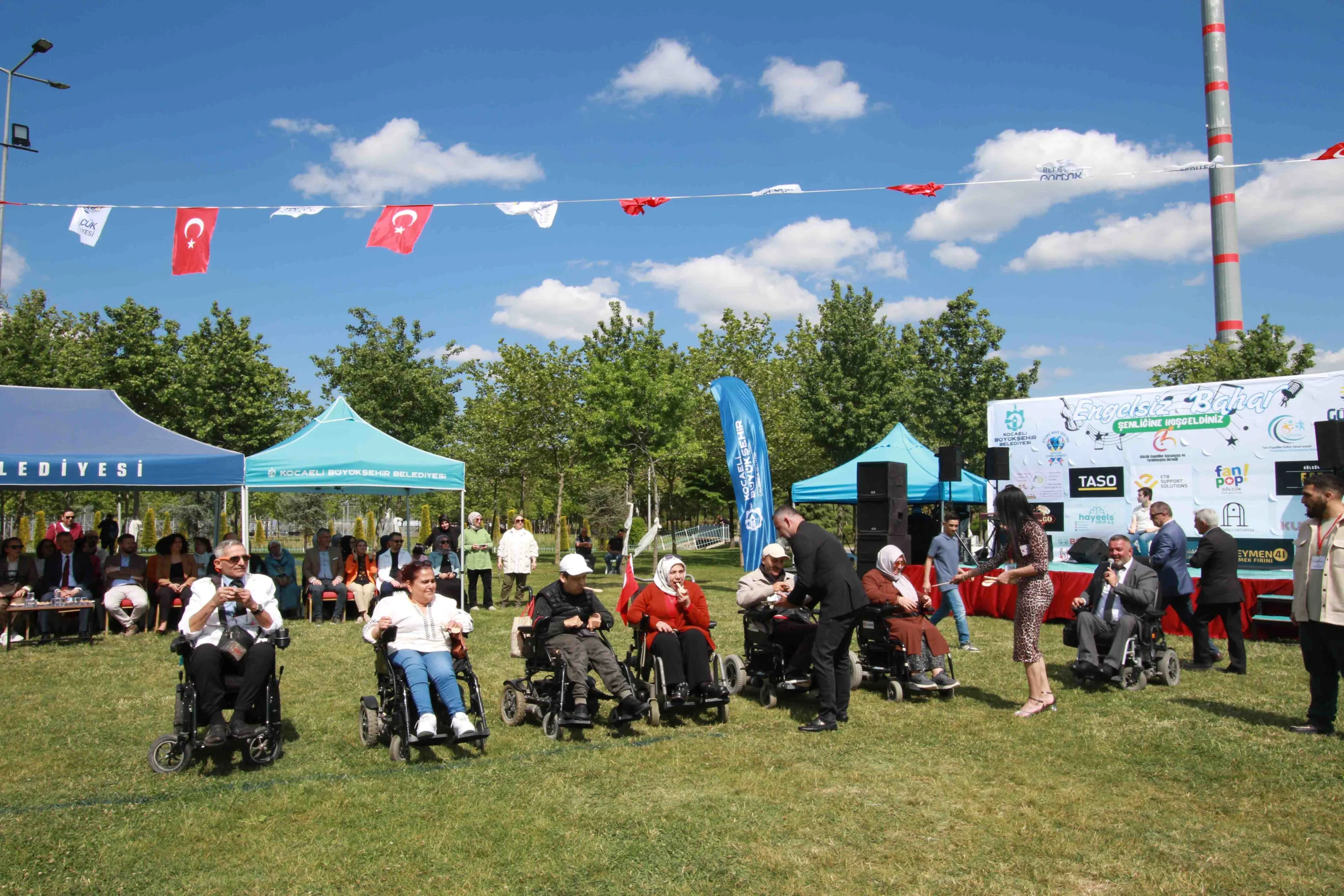 Gölcük’te düzenlenen Engelsiz Bahar Şenliği’nde stant açan özel öğrenciler, vatandaşlara