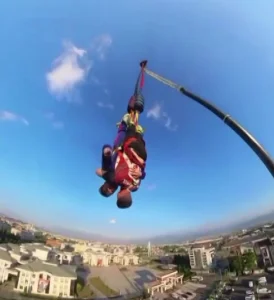 Kocaeli'de gençlere yönelik düzenlenen etkinlikte Bungee jumping adrenalini adeta tavan