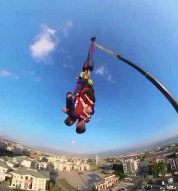 Kocaeli'de gençlere yönelik düzenlenen etkinlikte Bungee jumping adrenalini adeta tavan