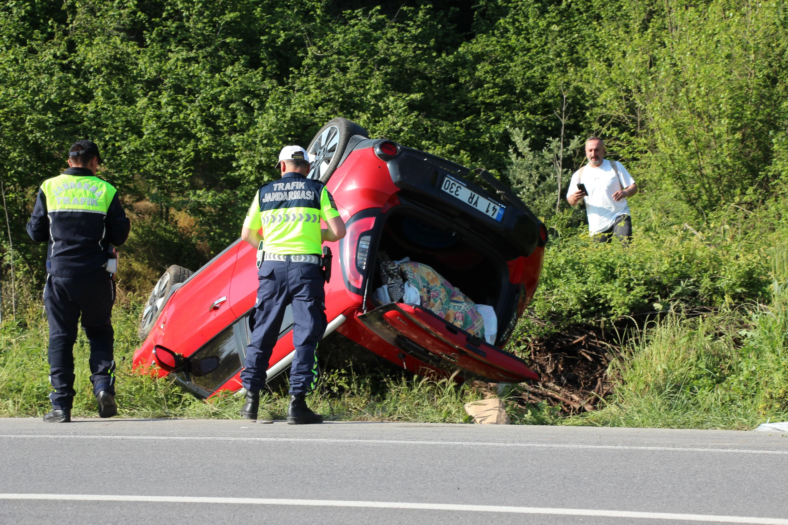 Sakarya'nın Akyazı ilçesinde kontrolden çıkan otomobil takla attı. Ailenin ölümden