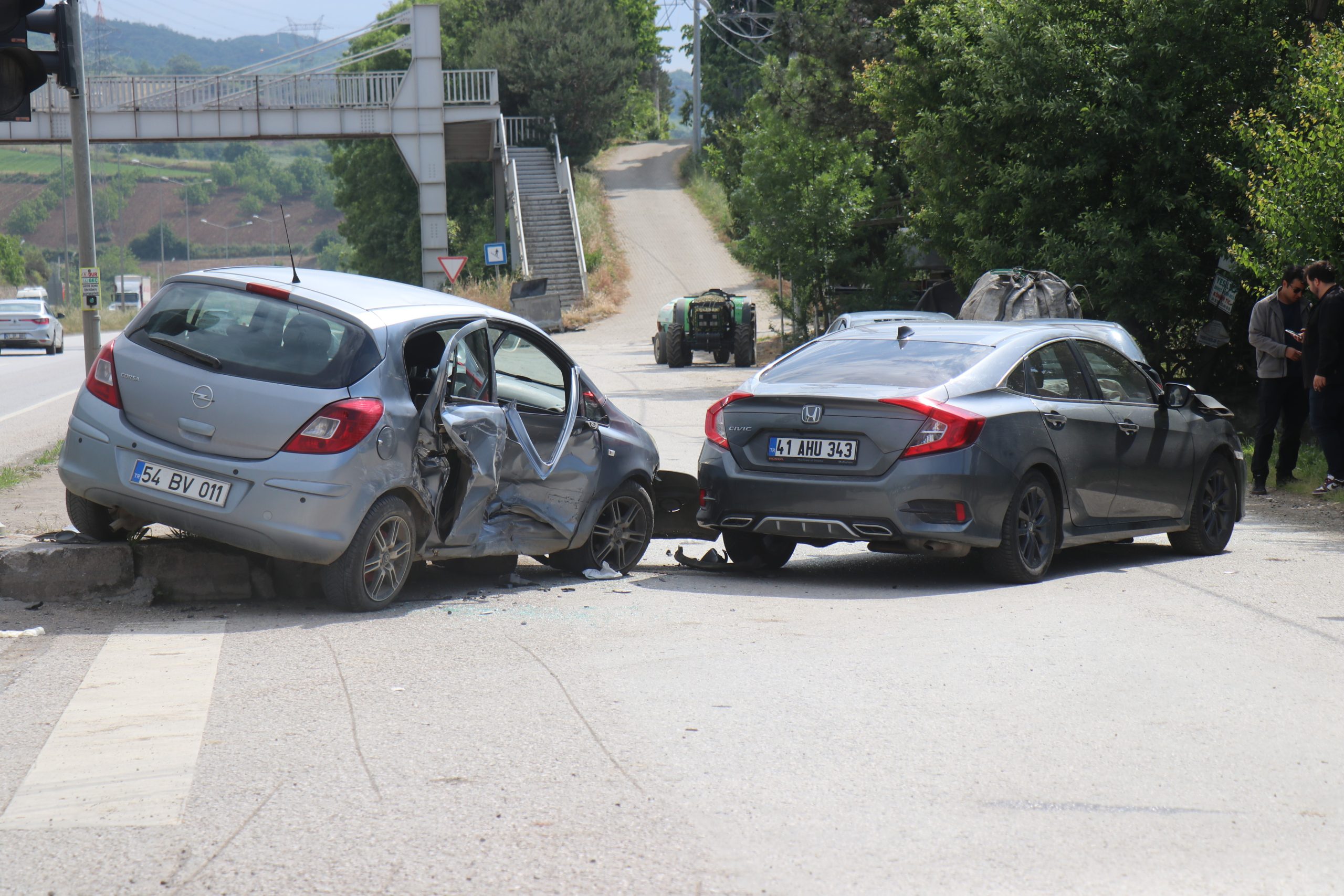 Sakarya’nın Serdivan ilçesinde, D-100 kara yolunda meydana gelen trafik kazasında