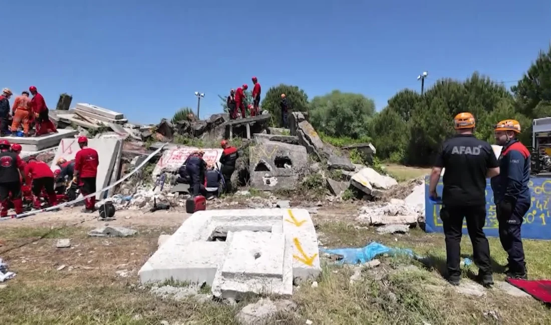 Kocaeli'de 7.2 şiddetindeki deprem senaryolu tatbikat gerçeği aratmadı. 13 ilden