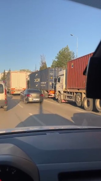 Kocaeli'nin Derince ilçesinde Safiport Limanı'na giriş yapan tırların oluşturduğu trafik