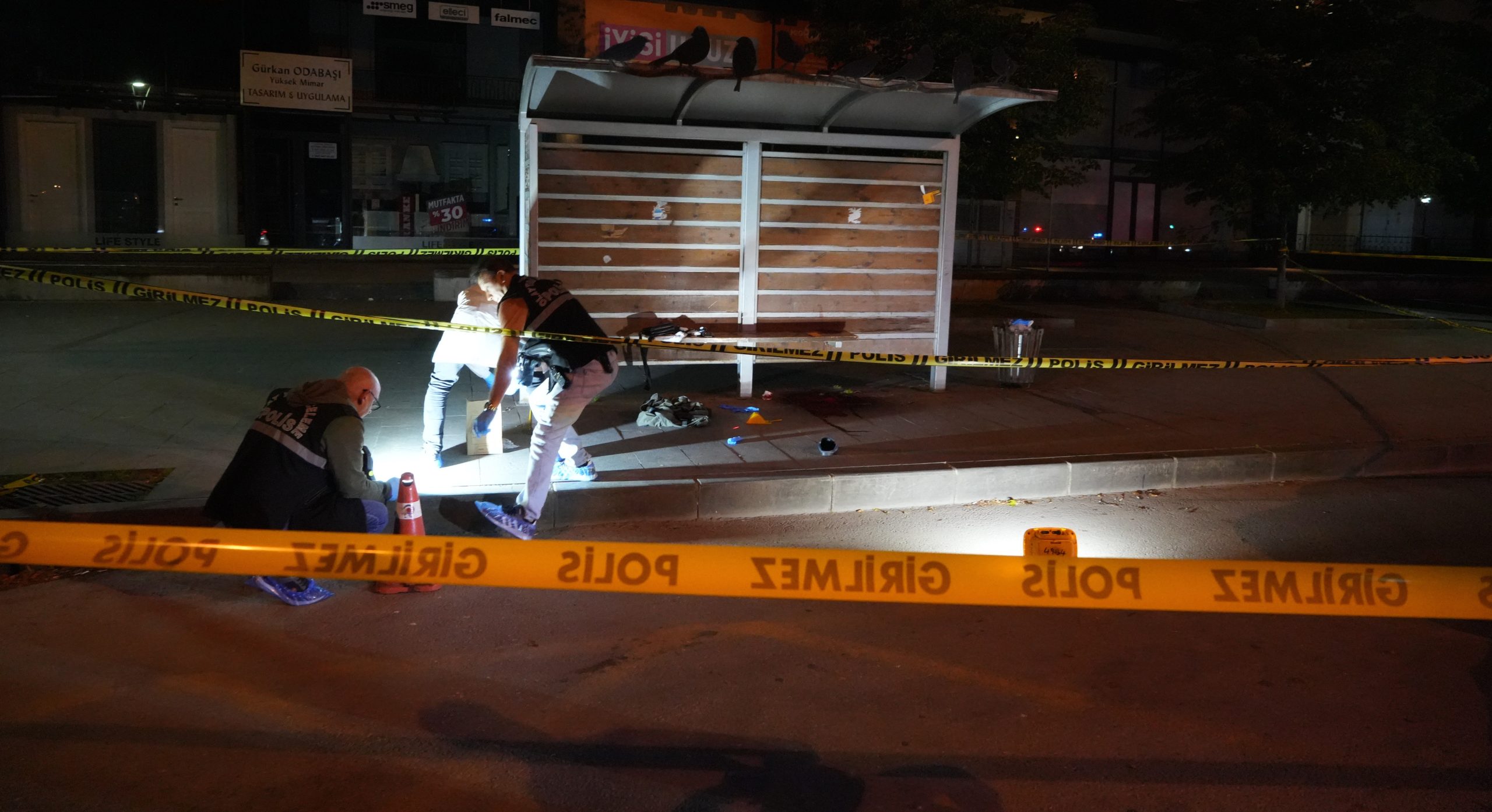 Samsun'da emekli polis memuru otobüs durağında kendini tabancayla başından vurarak