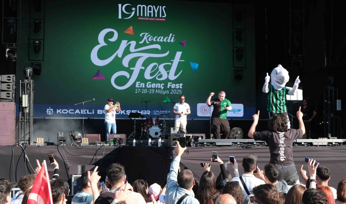 Büyükşehir’in EnFest Gençlik Festivali’nde düzenlediği Kahoot Bilgi Yarışması’na katılanlar, Kocaelispor