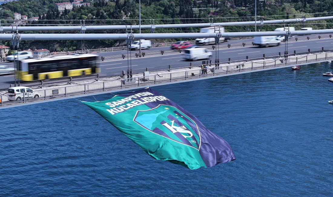 Kocaelispor’un şampiyonluk bayrağı Osmangazi Köprüsü’nden sonra İstanbul’a da asıldı.