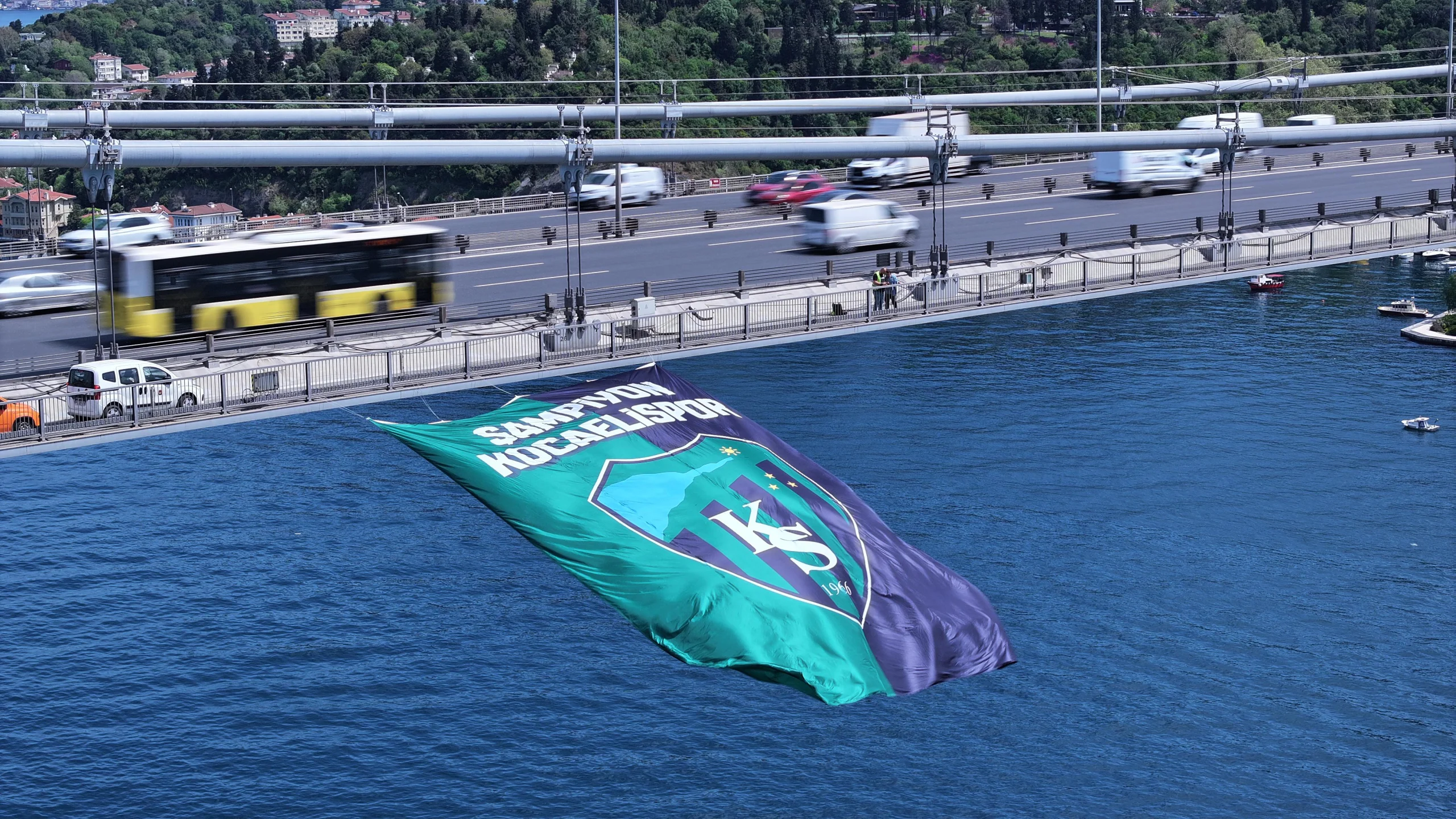 Kocaelispor’un şampiyonluk bayrağı Osmangazi Köprüsü’nden sonra İstanbul’a da asıldı.