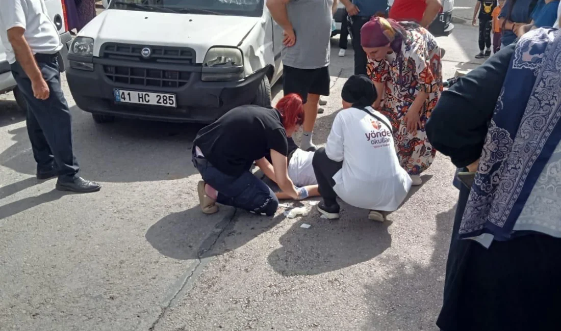 Kocaeli'nin Körfez ilçesinde scooter'a binen 2 çocuk, hafif ticari aracın