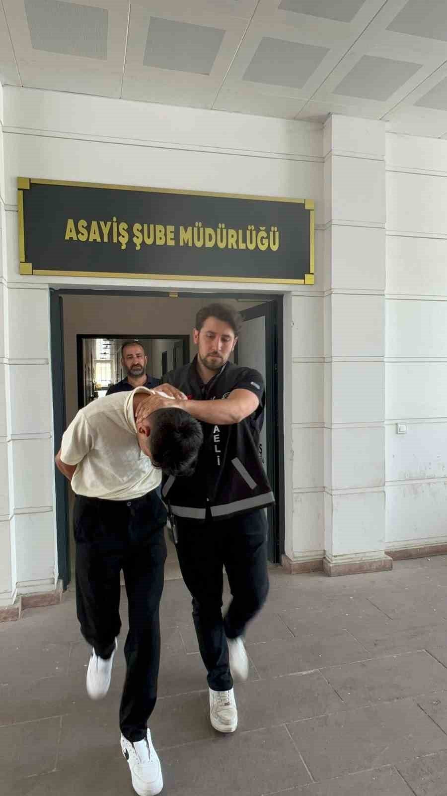 Kocaeli’de kendisini polis olarak tanıtarak 950 bin TL değerinde vurgun