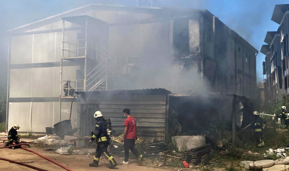 Kocaeli’nin Kartepe ilçesinde inşaat şantiyesinde çıkan yangında depo ve iki