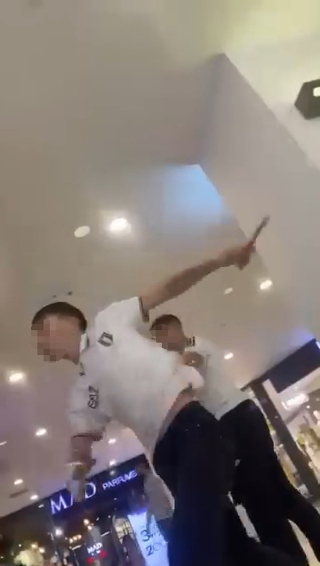 Kocaeli'nin İzmit ilçesinde bulunan bir AVM'de arkadaşlarıyla gezen genç, bir