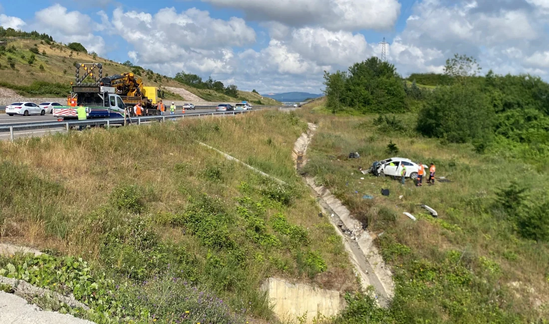 Kuzey Marmara Otoyolu'nun Kocaeli geçişinde otomobilin şarampole devrilmesi sonucu 4'ü