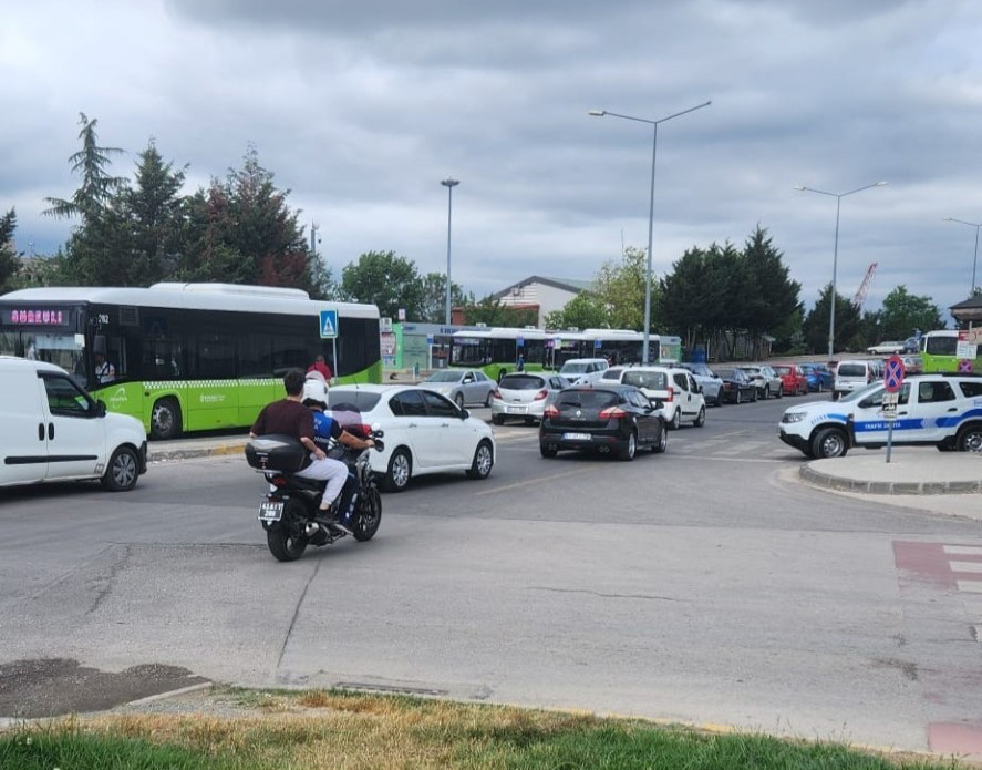 Kocaeli'de, Yükseköğretim Kurumları Sınavı'na geç kalan öğrenciler, zabıta ekipleri tarafından