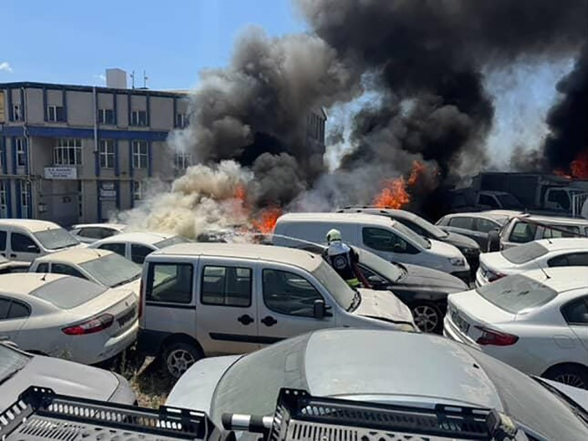 Kocaeli’nin Gebze ilçesindeki sanayi sitesinde çıkan ot yangını, rüzgarın etkisiyle