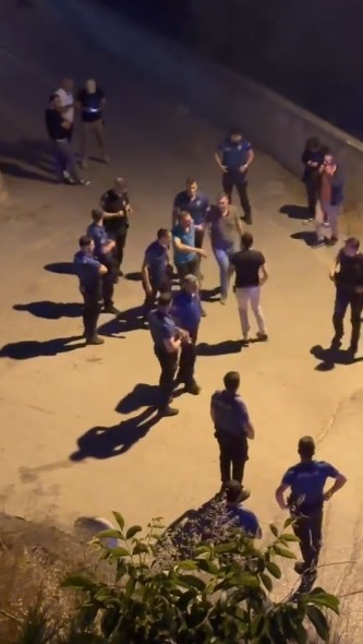 Kocaeli'nin İzmit ilçesinde elinde tabanca ile sokakta dolaşan şüpheli, çevrede