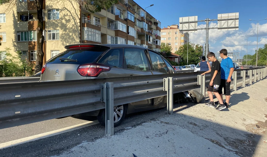 D-100 karayolunun Kocaeli geçişinde kontrolden çıkan otomobilin bariyerlere çarpması sonucu