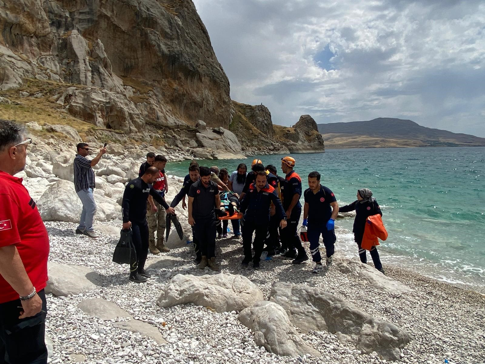Van’ın Tuşba ilçesinde serinlemek için Van Gölü’ne giren 14 yaşındaki
