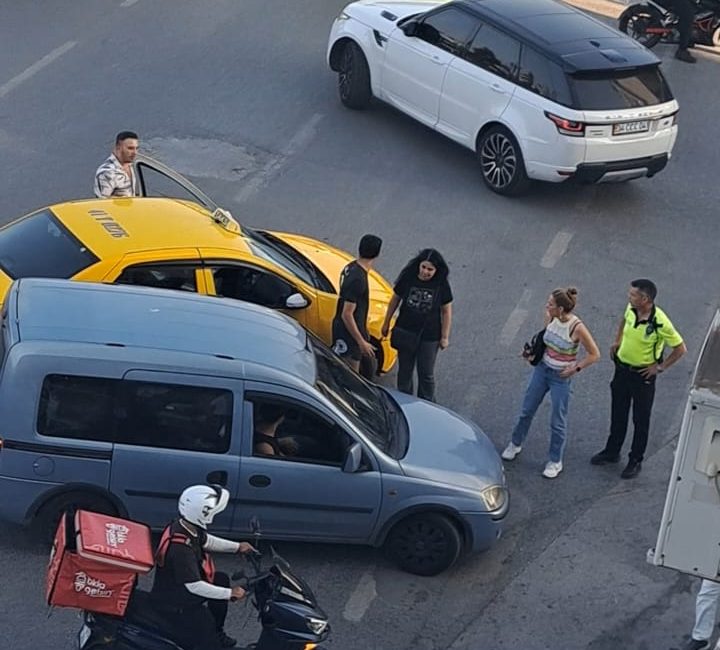 Kocaeli’nin İzmit ilçesinde trafikte yol verme yüzünden çıkan tartışma, kısa