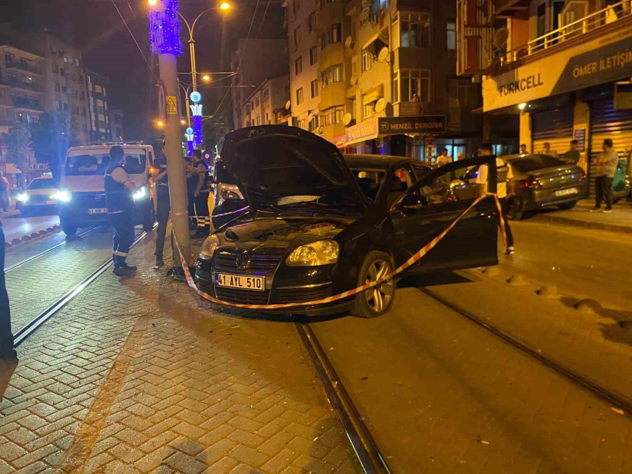 Kocaeli’de 105 promil alkollü olduğu öğrenilen sürücü, otomobili ile tramvay