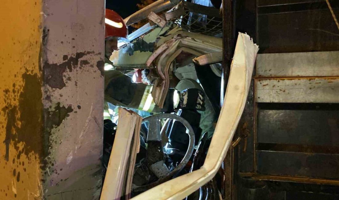 Kocaeli’nin İzmit ilçesinde yol ayrımındaki yön levhasının direğine çarpan kamyonetin