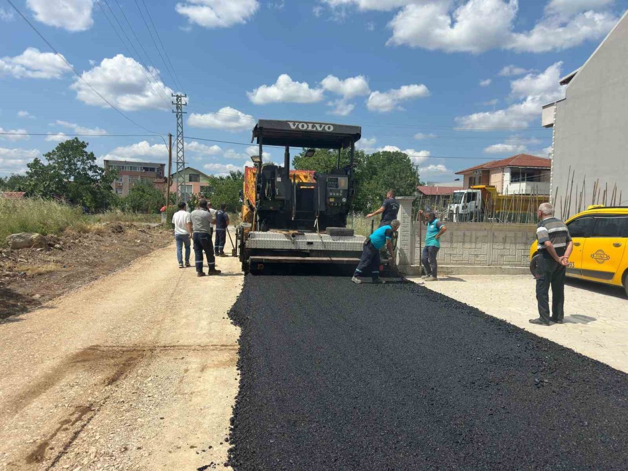Kartepe’de Köseköy Mahallesi ve Ertuğrulgazi Mahallesi’nde asfalt serim işlemleri gerçekleştirildi.