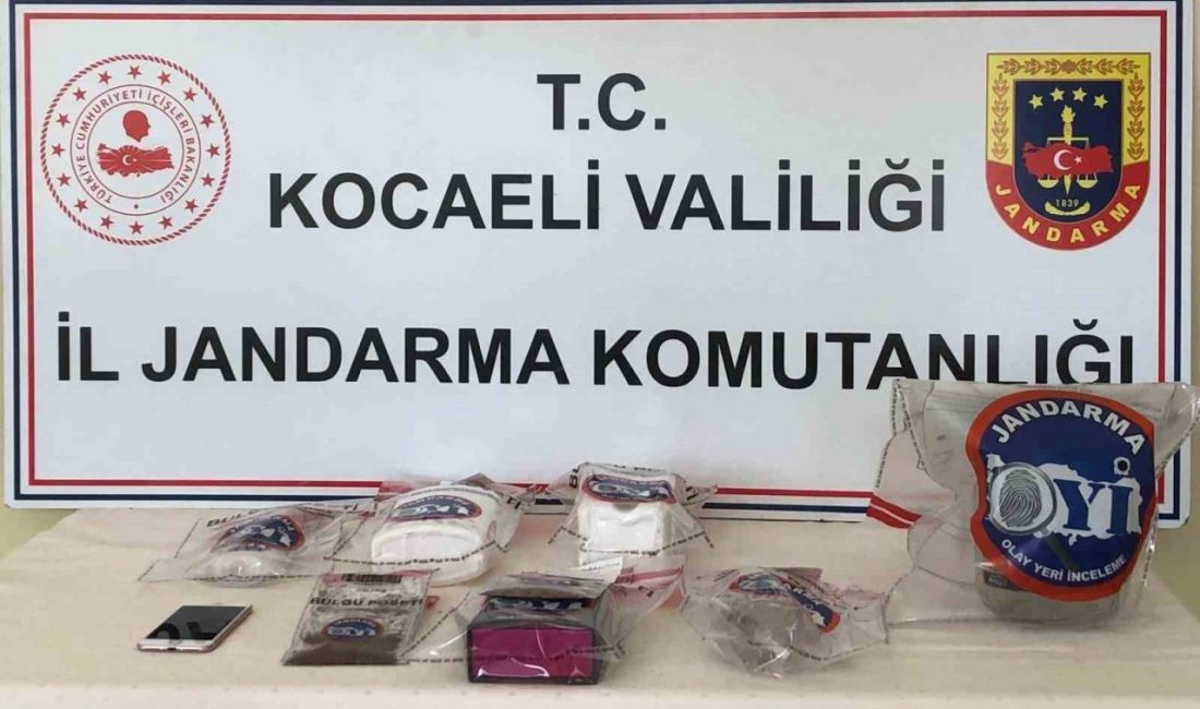 Kocaeli’nin İzmit ilçesinde uyuşturucu satıcılarına yönelik 5 adrese eş zamanlı