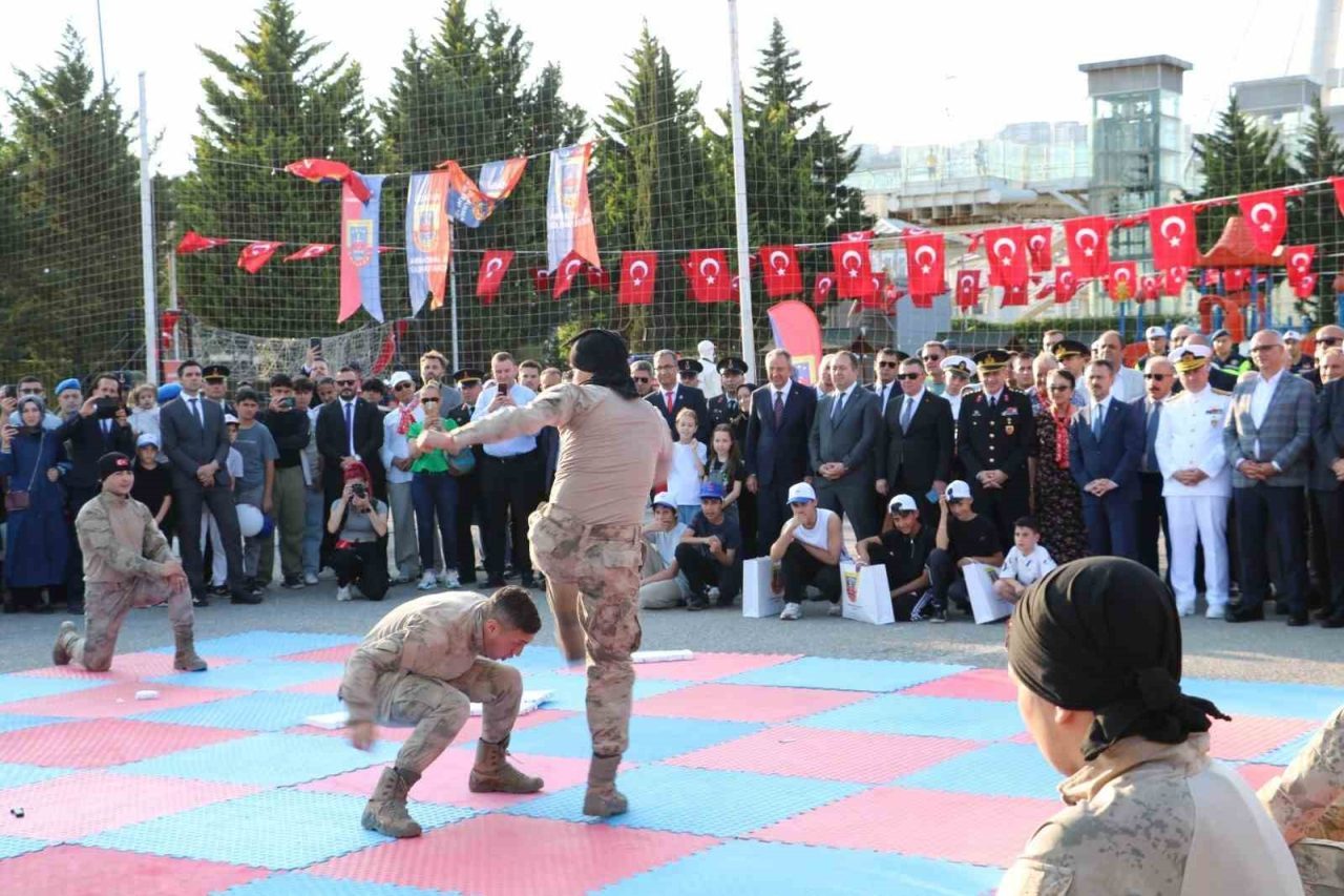 Jandarma teşkilatının 186. kuruluş yıl dönümü, Kocaeli’de düzenlenen törenle coşkuyla