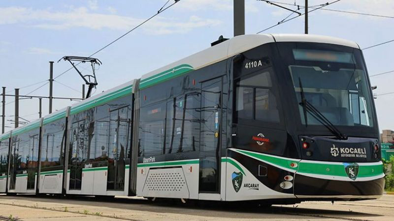 İzmit’te raylara atlayan küçük çocuğa tramvay çarptı. Olay yerine gelen
