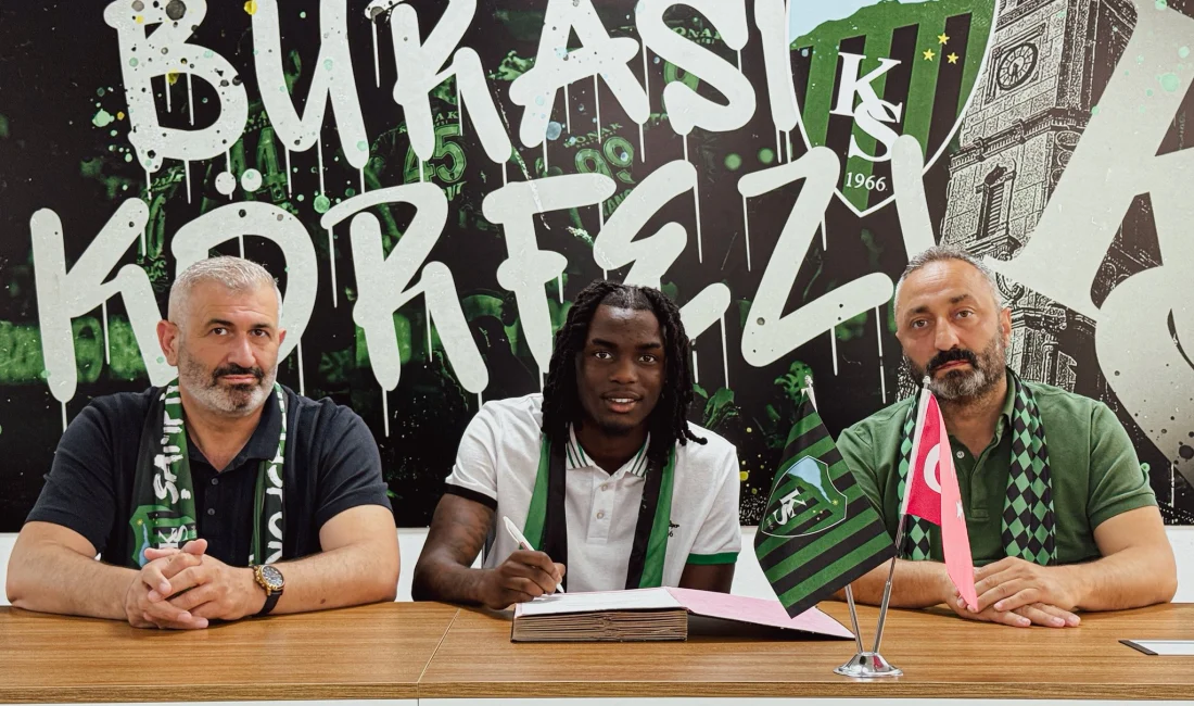 Kocaelispor, Belçikalı orta saha oyuncusu Joseph Nonge Boende ile 3